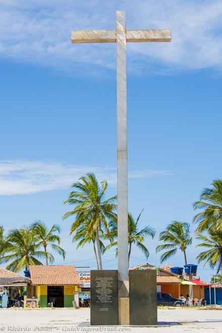 Imagem do crucifixo e em volta lindos coqueiros-Coroa Vermelha.